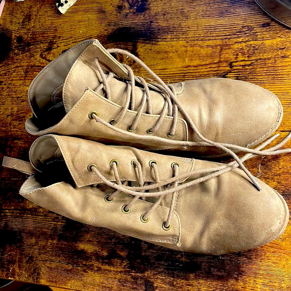 Size 8 American Eagle beige suede booties